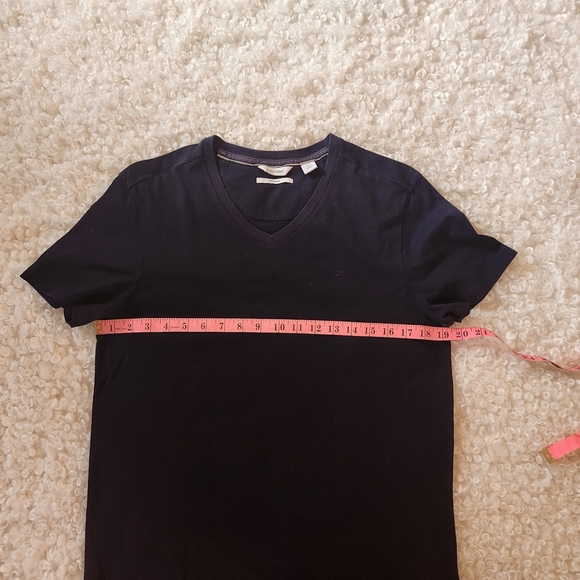Calvin Klein Men Sz M Navy Blue V-Neck Liquid Touch T-Shirt - Picture 4 of 5